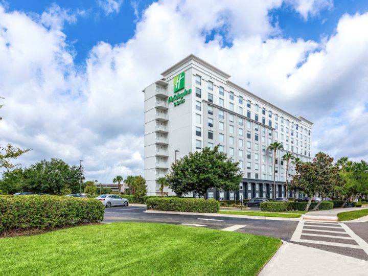 Holiday Inn & Suites Across from Universal Orlando